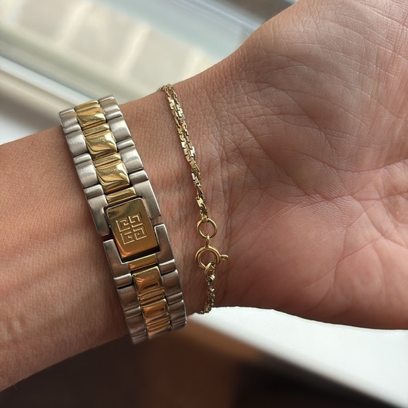 Givenchy Watch. - Picture 5 of 5